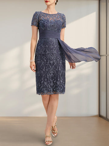 Vestido de novia de corte recto/columna, largo hasta la rodilla, de encaje y gasa, con escote ilusión, volantes en cascada y lentejuelas.