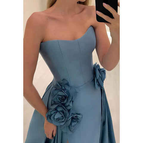 Hermoso y encantador vestido de fiesta de corte A con hombros descubiertos, sin tirantes y abertura con flores