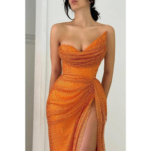 Robe de soirée asymétrique ajustée sans bretelles à plis et fente latérale 