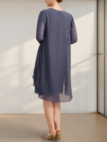 Vestido de novia de corte recto/columna, largo hasta la rodilla, de encaje y gasa, con escote ilusión, volantes en cascada y lentejuelas.