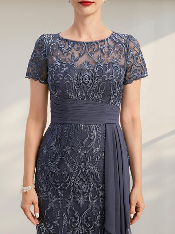 Vestido de novia de corte recto/columna, largo hasta la rodilla, de encaje y gasa, con escote ilusión, volantes en cascada y lentejuelas.