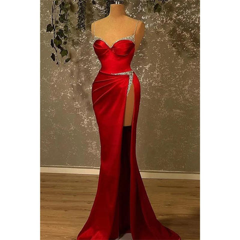 Robe de bal longue en satin rouge perlé à bretelles en cœur avec robes de soirée fendues 