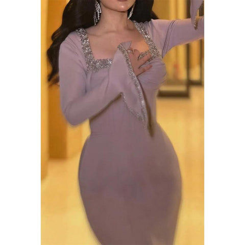 Vestido de fiesta de noche con mangas largas y escote cuadrado y cuentas en color lila 