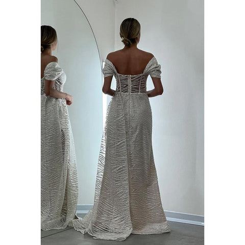 Vestido de fiesta glamuroso, dramático, con hombros descubiertos, mangas cortas y abertura en la espalda