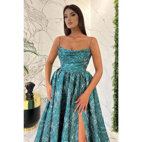 Vestido de fiesta largo con tirantes finos y abertura alta 