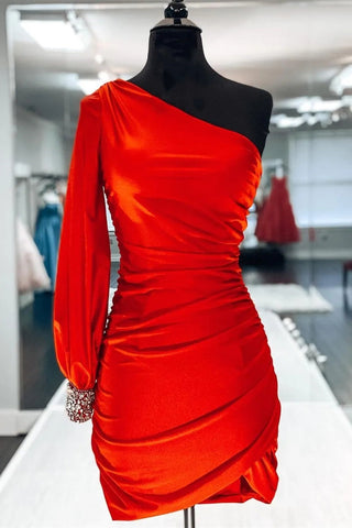 Vestido rojo de corte recto con fruncido y mangas para baile de bienvenida