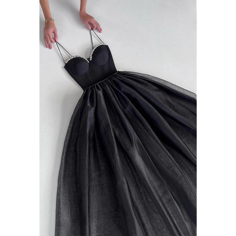 Vestido largo de fiesta formal con tirantes finos y cuentas 