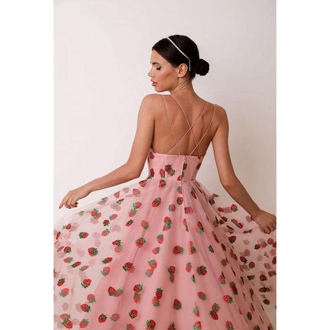 Vestido formal de noche largo de tul con estampado de fresas y escote en forma de A