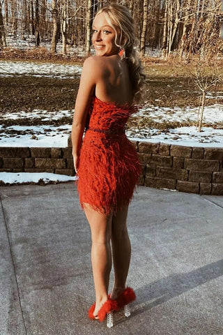 Vestido corto rojo de fiesta sin tirantes con plumas