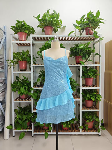 Precioso vestido de cóctel azul con tirantes, lentejuelas y volantes de gasa, ideal para fiestas de bienvenida (Y8253)