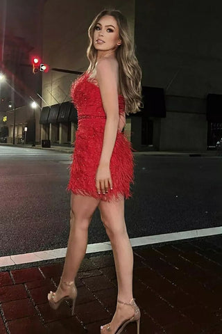 Vestido corto rojo de fiesta sin tirantes con plumas