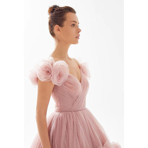 Vestido formal de noche con escote en V, fruncido y flores, de tul y hombros descubiertos