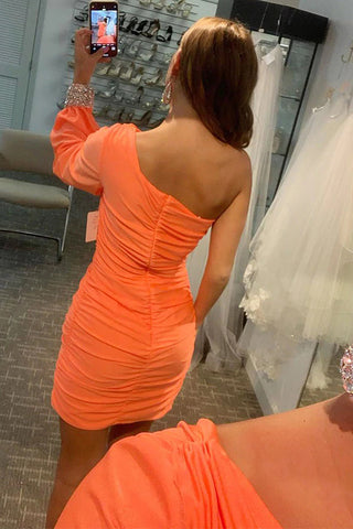 Vestido rojo de corte recto con fruncido y mangas para baile de bienvenida