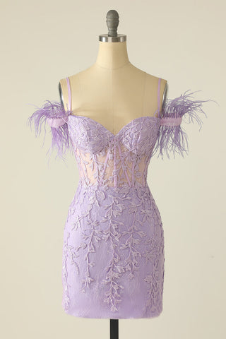 Vestido de fiesta lavanda con hombros descubiertos y plumas