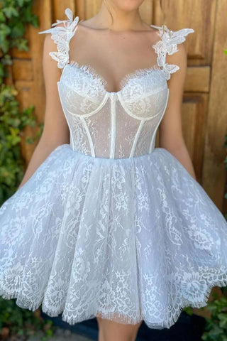Lindo vestido corto blanco de corte A con escote corazón y apliques para baile de bienvenida