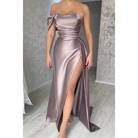 Robe de soirée longue plissée à épaules dénudées et fente latérale