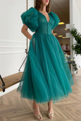 Robe de soirée élégante en tulle vert foncé, coupe trapèze, col en V et manches courtes