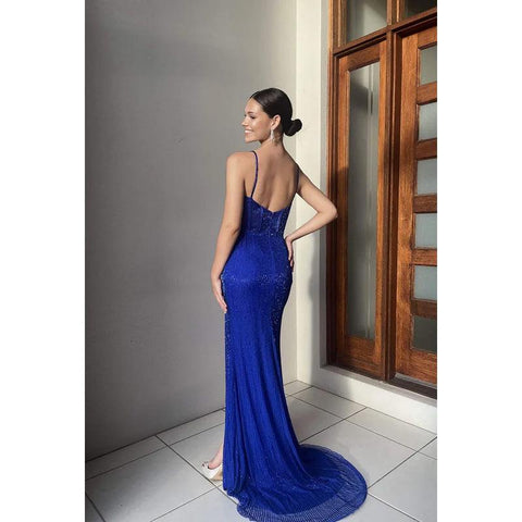 Vestido formal sin mangas con abertura y lentejuelas, tirantes finos y corte tubo/columna