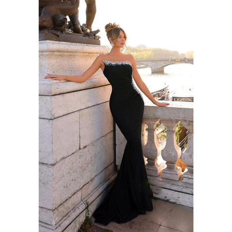 Vestido de noche largo de satén sin tirantes con cuentas y abertura en la espalda