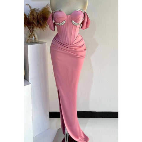 Robe de soirée à épaules dénudées et froncée avec perles et fente latérale 