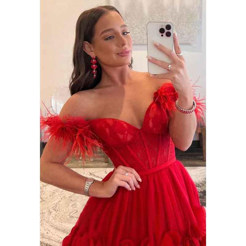 Vestido de fiesta largo de tul con encaje y plumas, escote corazón y hombros descubiertos