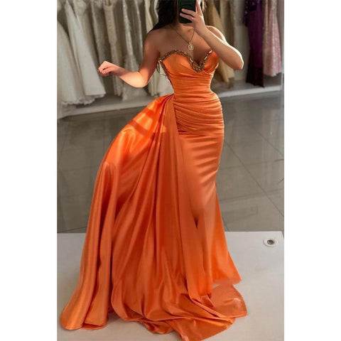 Robe de soirée fourreau bustier en dentelle avec traîne et perles 