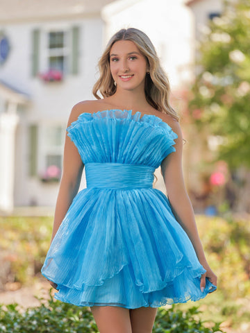 Vestido corto azul de fiesta, corte en A, sin tirantes, plisado y con volantes