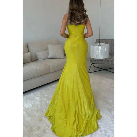 Robe de bal fourreau simple et attrayante, sans bretelles, à plis et traîne