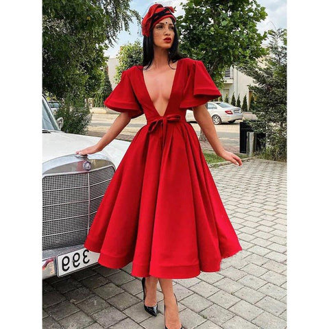 Robe rouge vintage à col en V profond et manches 