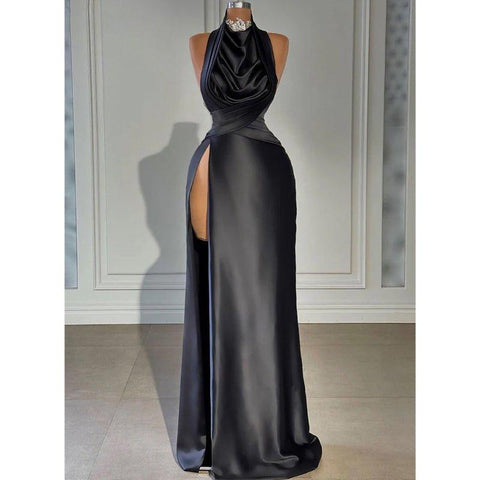 Robe de bal longue à col haut et plis perlés, avec fentes 