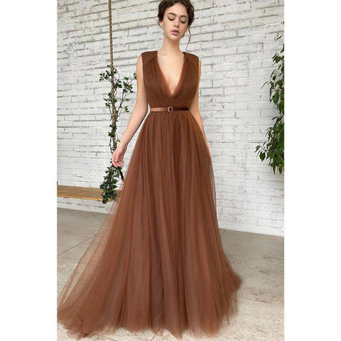 Robe de bal longue en tulle à plis et col en V 