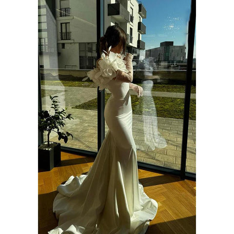 Hermoso y encantador vestido de fiesta formal de satén sin tirantes, de sirena, con mangas largas y flores