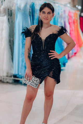 Vestido corto negro de fiesta con hombros descubiertos, estilo tubo, brillante y glamuroso, con plumas.