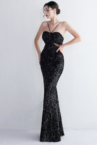 Robe de bal longue sirène noire à sequins et décolleté en V, avec découpe en forme de goutte d'eau.