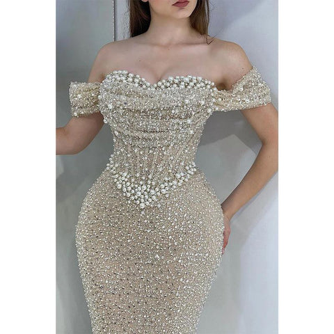 Robe de soirée longue plissée à perles et épaules dénudées 