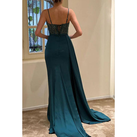 Vestido de noche largo con escote en V, tirantes finos, fruncido y cuentas