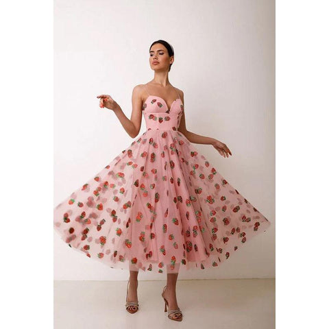 Vestido formal de noche largo de tul con estampado de fresas y escote en forma de A
