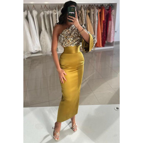 Vestido de fiesta de lentejuelas con un solo hombro, mangas largas y color verde 