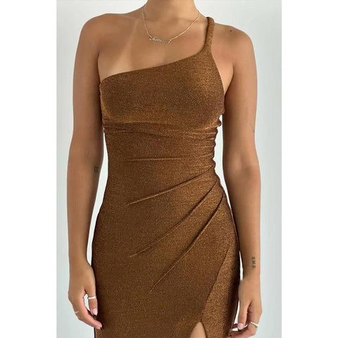 Robe de soirée ajustée à une épaule avec plis fendus sur le côté 