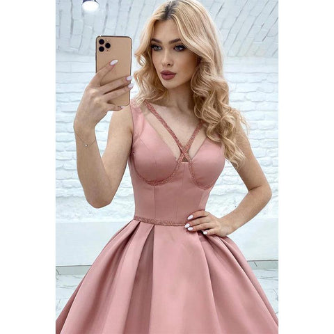 Vestido de fiesta rosa con tirantes finos y corte A 