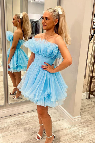 Lindo vestido corto azul de corte A sin tirantes para baile de bienvenida con volantes