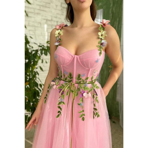 Robe de bal rose à bretelles spaghetti et décolleté en cœur avec applications 3D et poches 