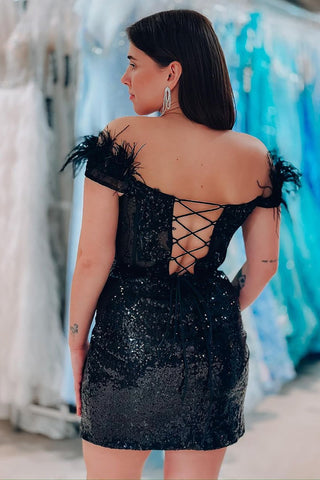 Vestido corto negro de fiesta con hombros descubiertos, estilo tubo, brillante y glamuroso, con plumas.