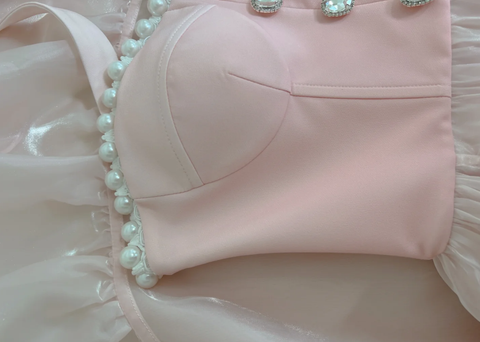 Vestido sencillo de fiesta rosa con escote halter, tul, perlas, cuentas y volantes asimétricos (Y8582)