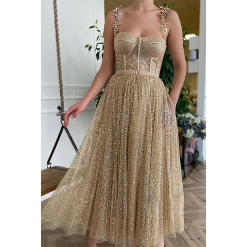 Vestido de fiesta brillante con lentejuelas color champán y escote corazón 