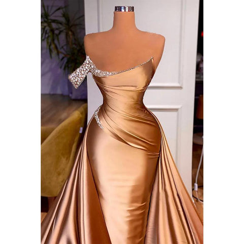 Vestido de noche largo formal con pliegues y cuentas sin tirantes 