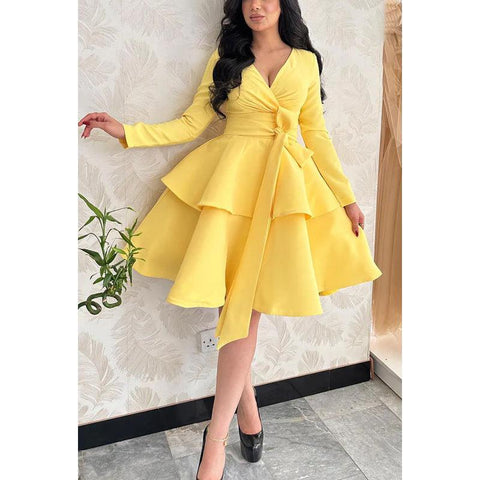 Vestido de noche mini de satén fruncido con escote en V, mangas largas y volantes