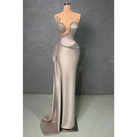 Robe de soirée ajustée sans manches avec traîne et appliques perlées 