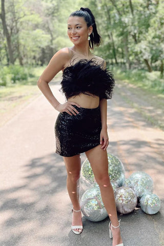 Robe de bal courte noire deux pièces sans bretelles avec plumes