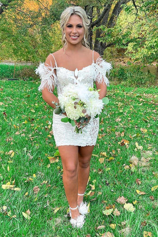 Vestido corto de fiesta estilo vainica con hombros descubiertos, lentejuelas azul galaxia y plumas.